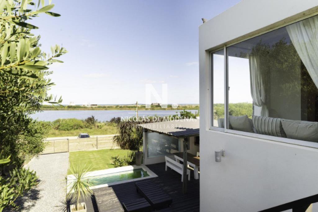 Vende casa de 3 dormitorios en Santa Monica.