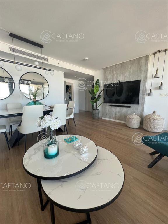 Vende apartamento de 2 dormitorios en suite, con