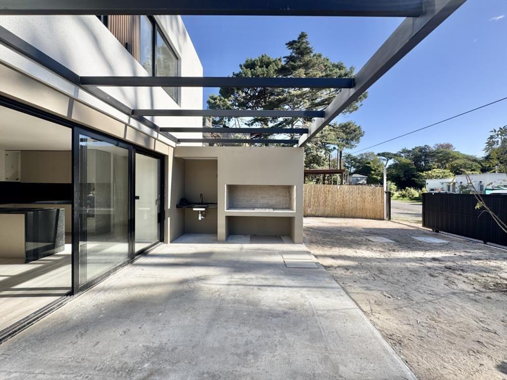 VENTA DE CASA 3 DORMITORIOS A ESTRENAR - ZONA COLEGIOS