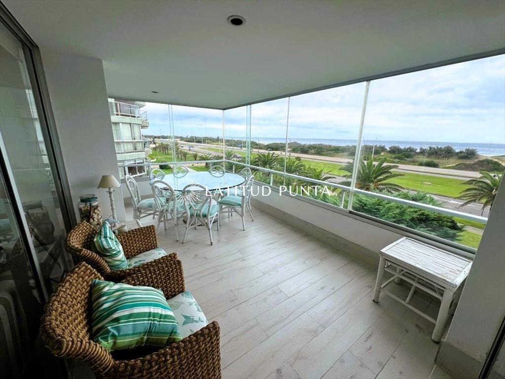 Apartamento en Brava, 3 suites más dependencia