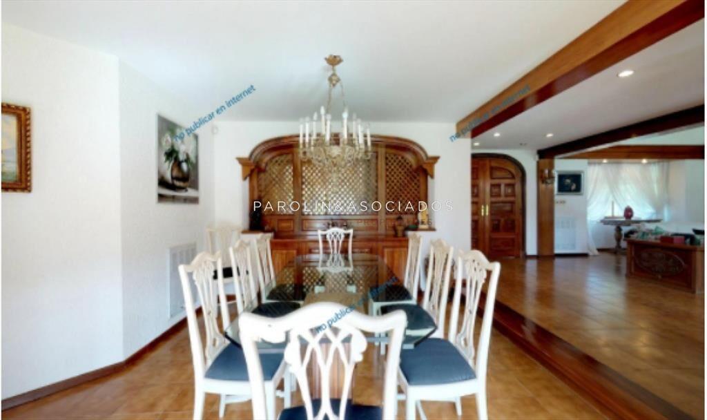 CASA EN VENTA DE 4 DORMITORIOS EN LUGANO