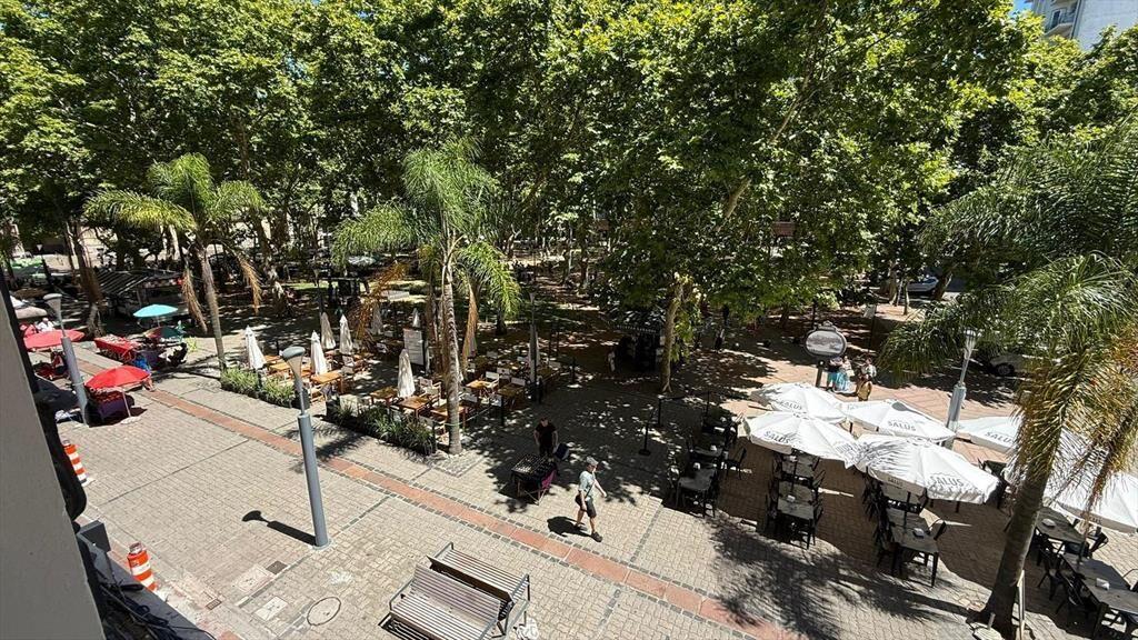 Oficina a la venta con renta en Peatonal Sarandí y Juan Car