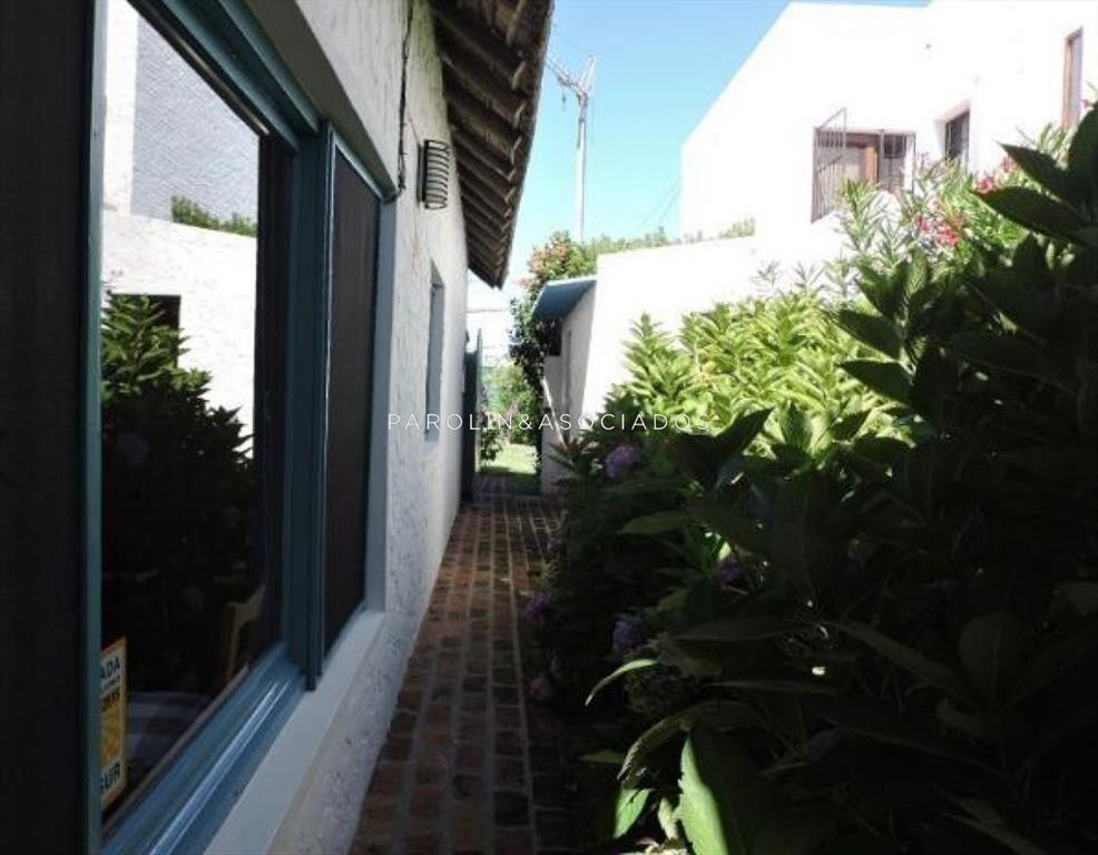 Casa de 5 dormitorios en venta en La Barra, Punta del Este.