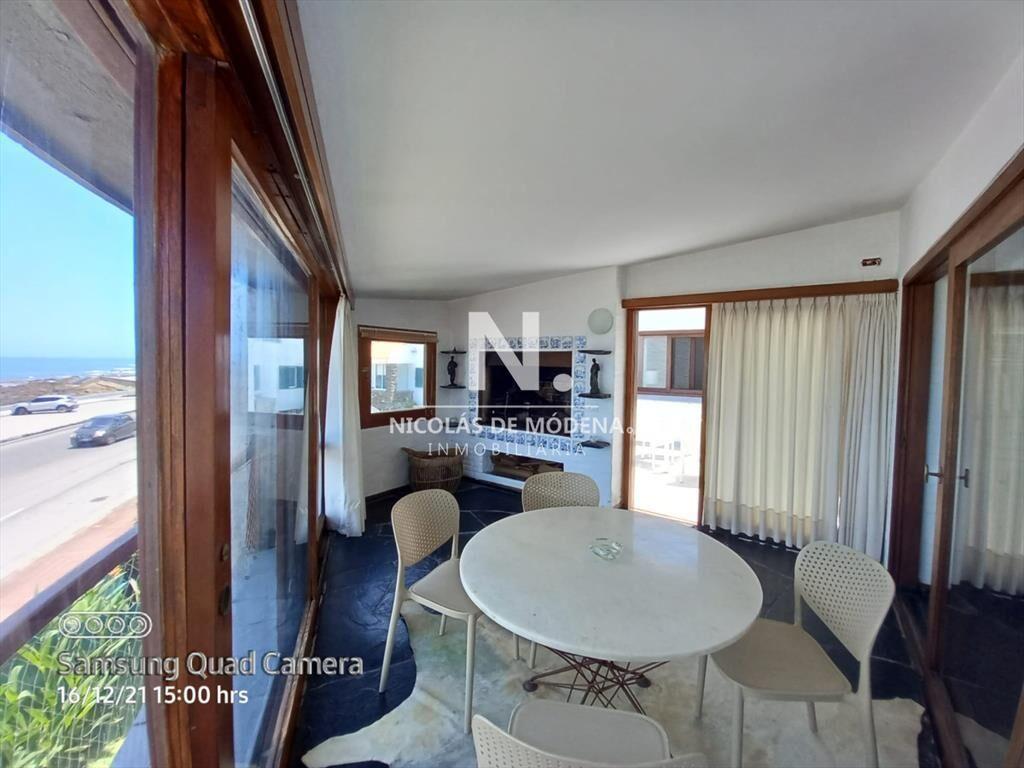 Vende casa en excelente estado, reciclada. De 6