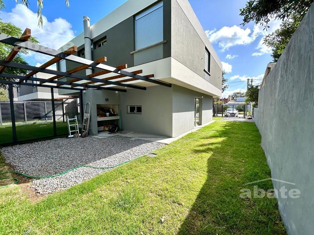 Venta casa de 3 dormitorios, dos baños y cochera doble en L