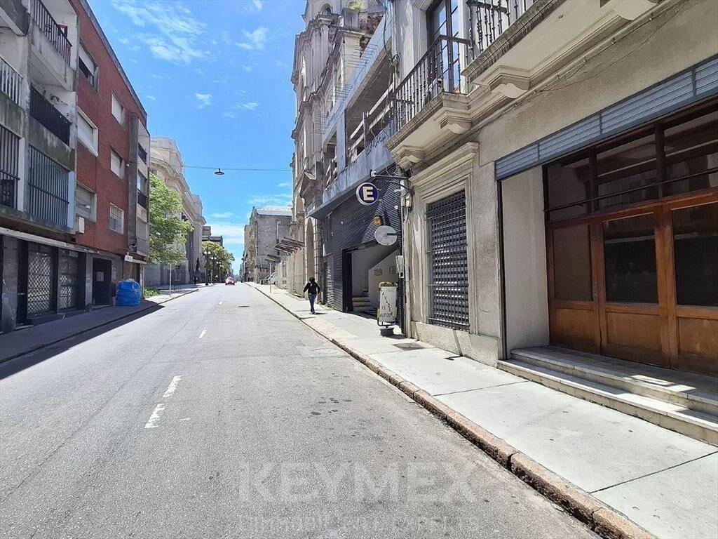 Venta de Parking con Renta actual en Ciudad Vieja
