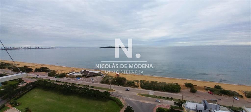 Apartamento de 3 dormitorios frente al mar en , ,