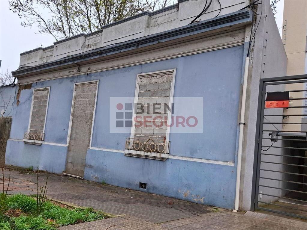 Terreno con construcción a reciclar, en venta en Buceo.  Id