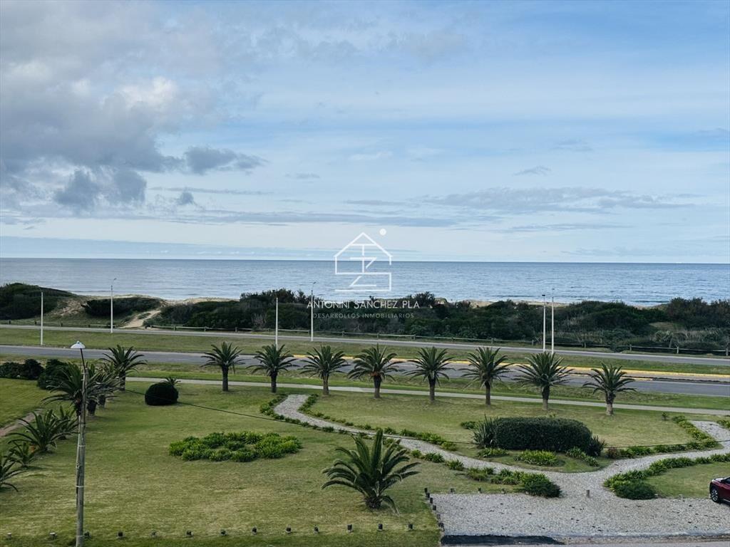 Venta  y alquiler de apartamento de 4 dormitorios en Punta