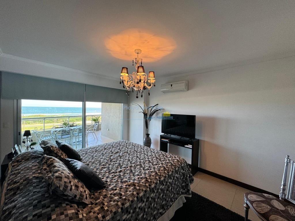 Apartamento en venta de 4 dormitorios en Punta ,