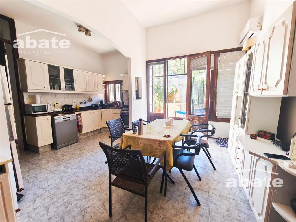 Venta Casa de 3 dormitorios, Escritorio y Jardín en Pocitos