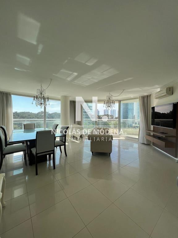 Vende apartamento de 3 dormitorios en Roosevelt.