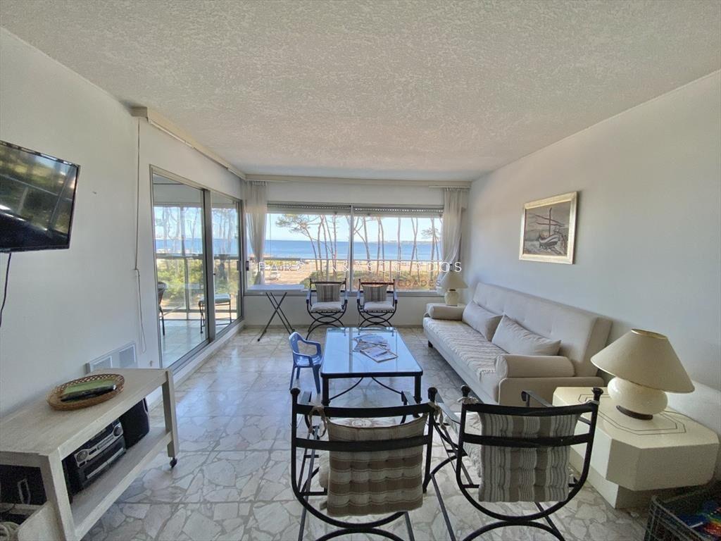 VENTA DE APARTAMENTO DE 2 DORMITORIOS Y SERVICIO FRENTE AL