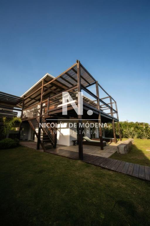 Venta de casa de 5 dormitorios en Punta Piedras