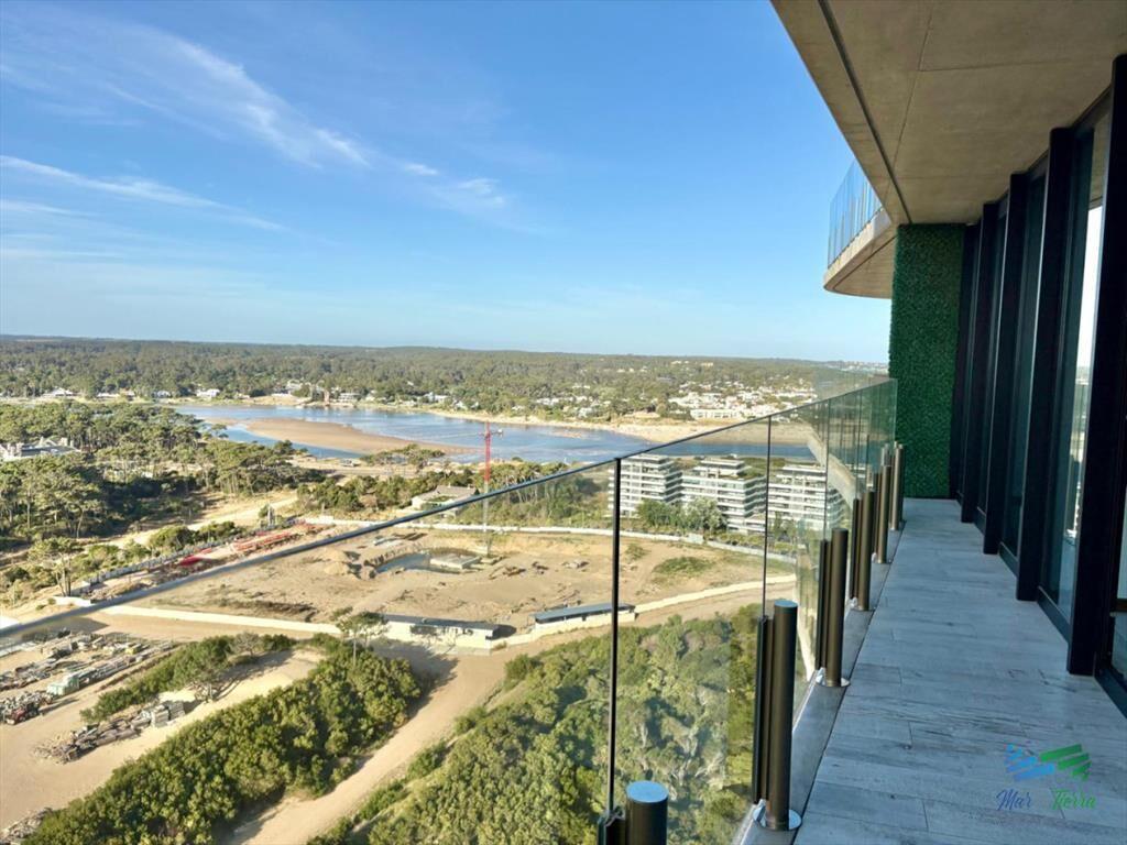 Oportunidad en Surfside - Piso alto   1 +