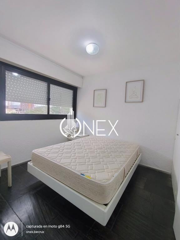 Apartamento de 2 dormitorios totalmente amueblado, con coch