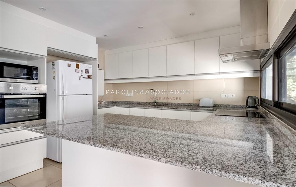 Venta de Casa en playa Mansa de 4 dormitorios