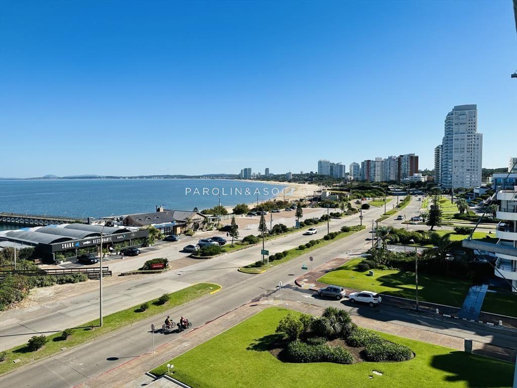 Apartamento de 3 dormitorios en venta sobre playa mansa