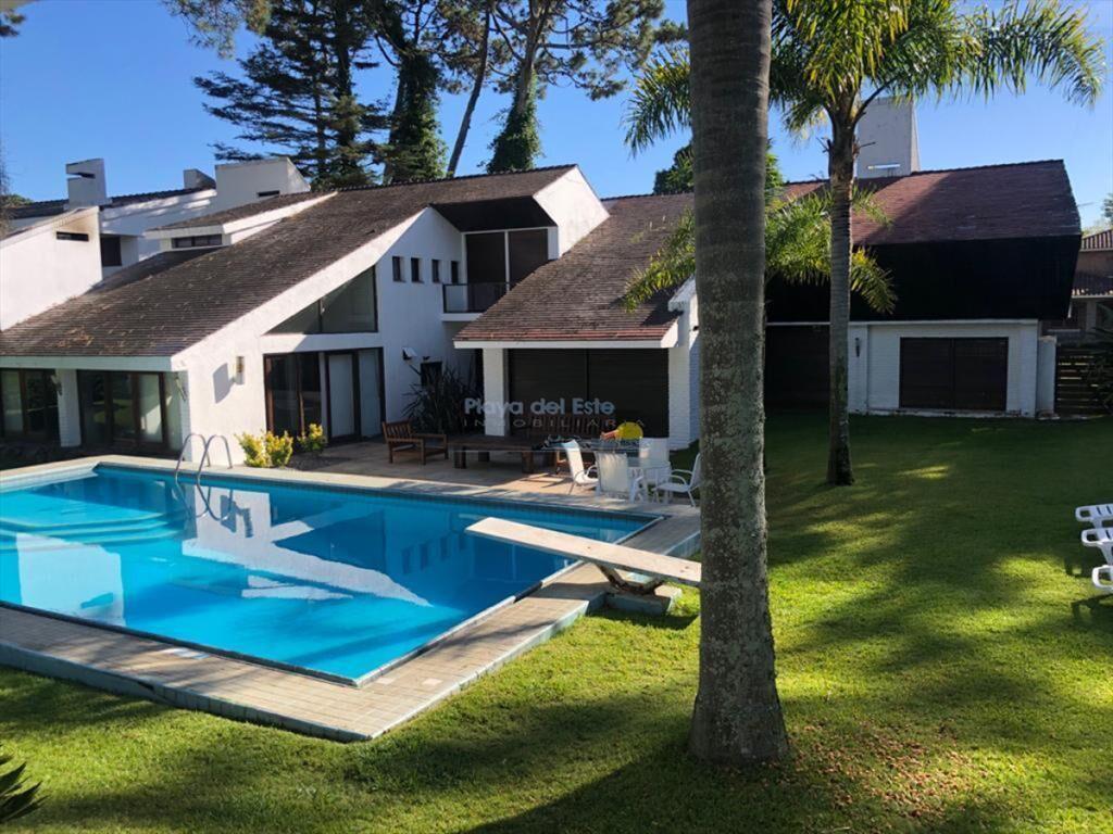 Excelente Casa de 7 Dormitorios, Piscina, y en