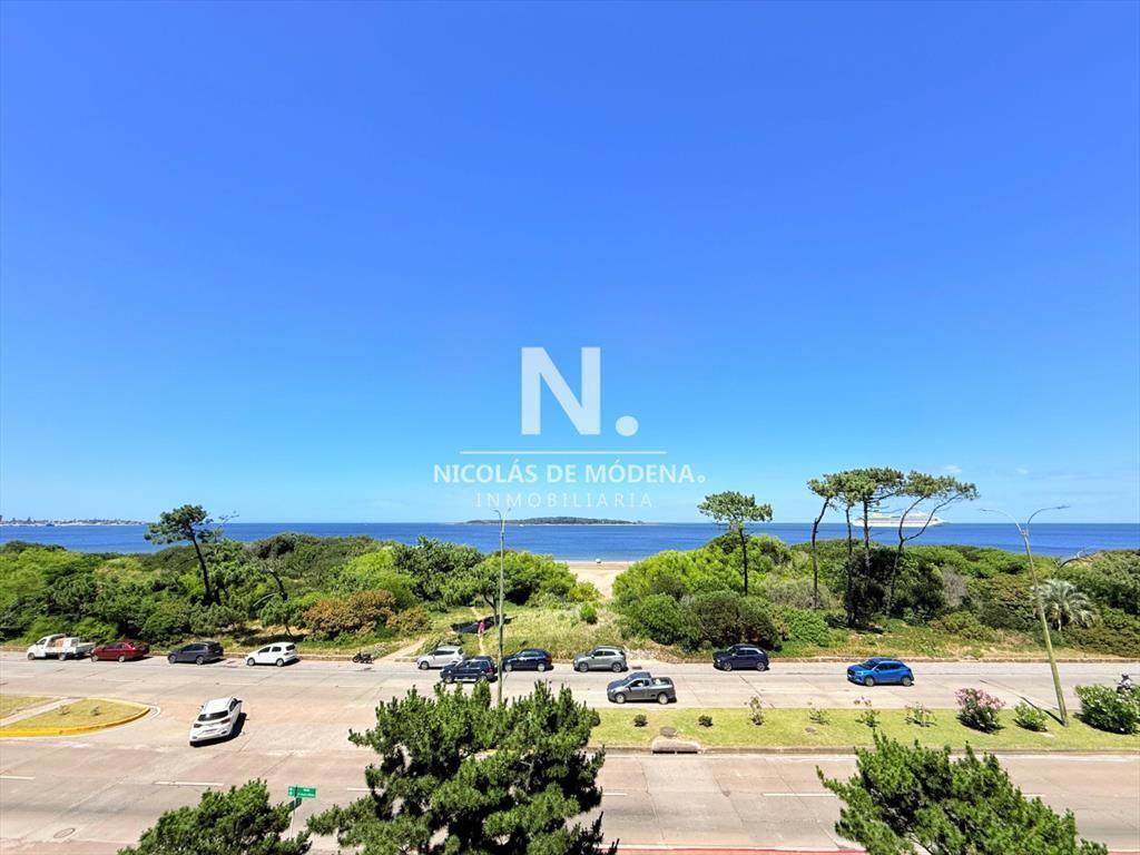 Apartamento con parrillero de 4 dormitorios al -