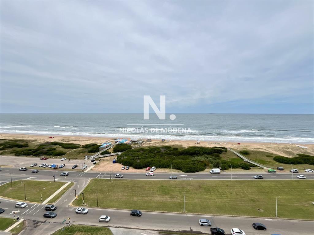 Venta Apartamento 3 dormitorios + servicio Punta