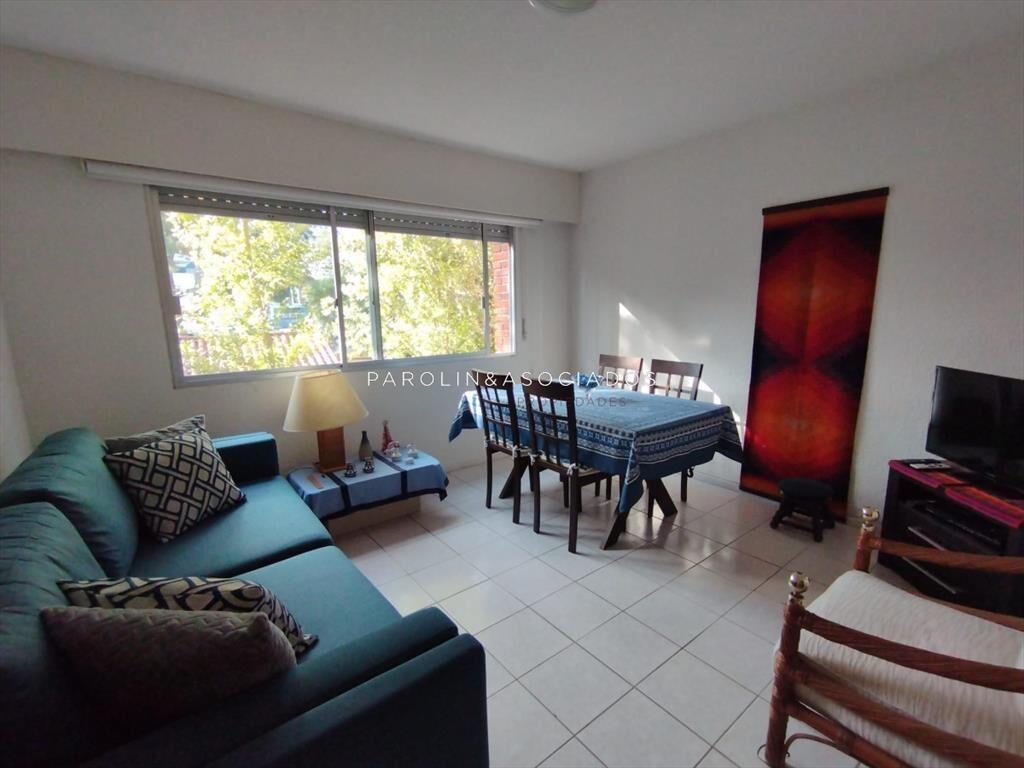 Luminoso apartamento en venta en edificio Aromo,