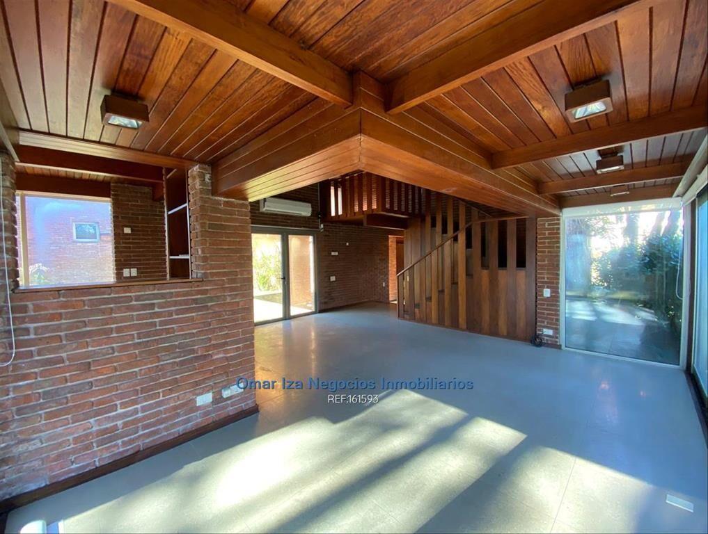 Venta gran casa en Carrasco 4 dormitorios fondo con piscina