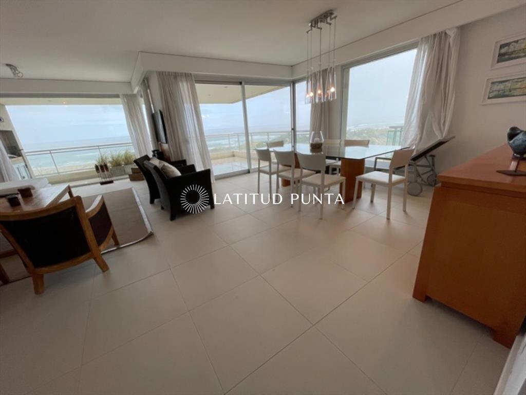 Apartamento en Brava, 3 suites más dependencia