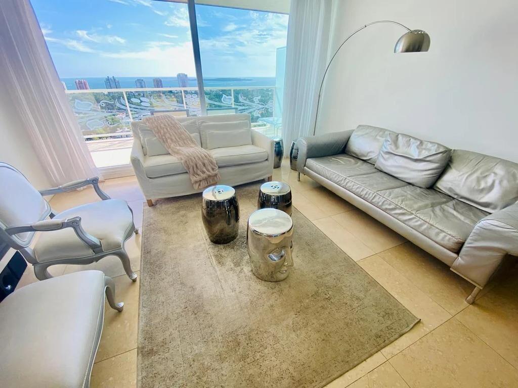 Venta apartamento dos dormitorios y cochera Torre Yoo Punta