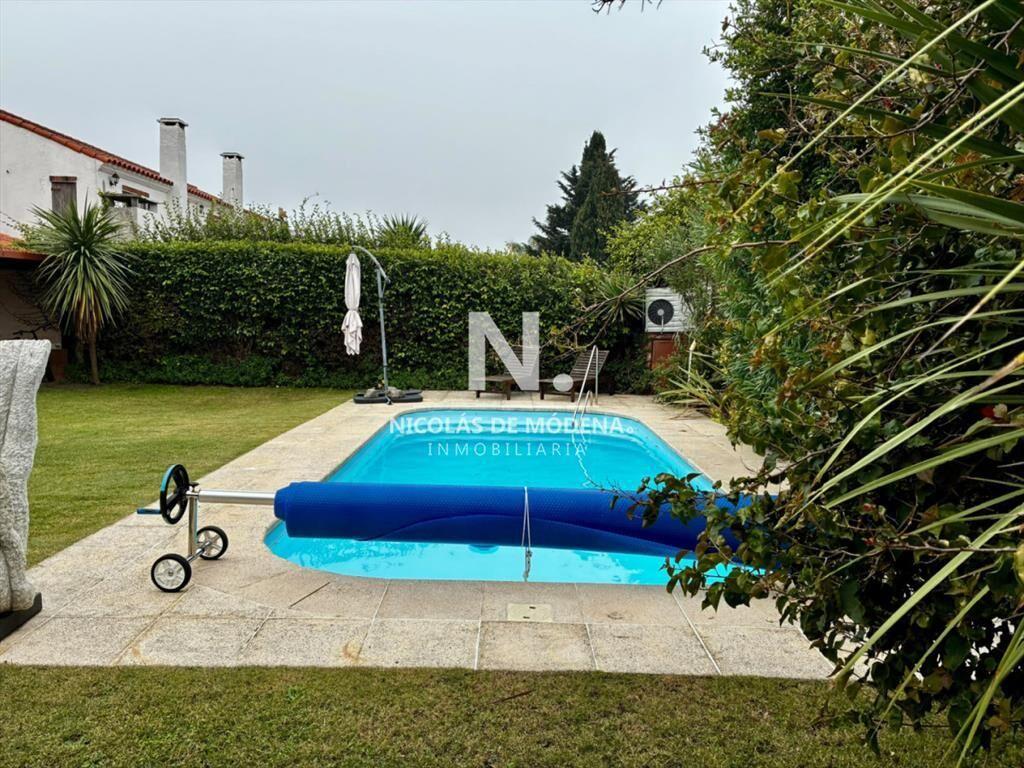 Se Vende Casa con JardÃn y Piscina en Carrasco 4