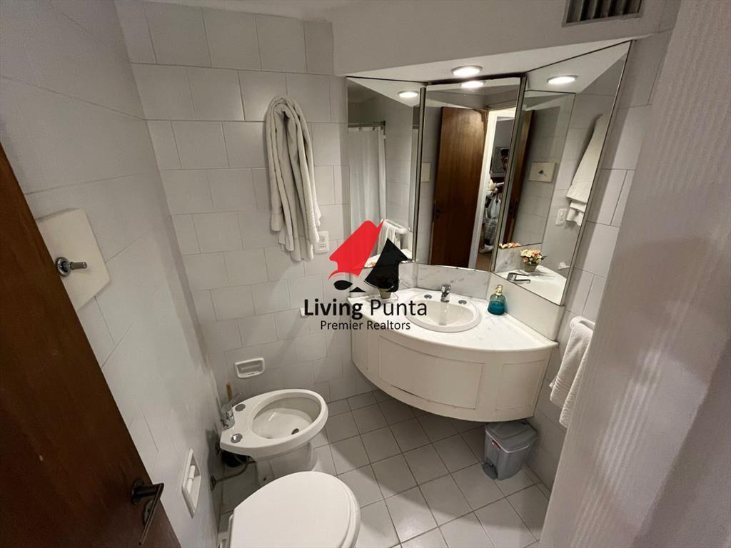 Vende apartamento de 2 dormitorios en Punta del