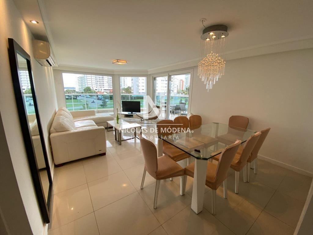 Apartamento de 3 dormitorios en Venta en Playa -