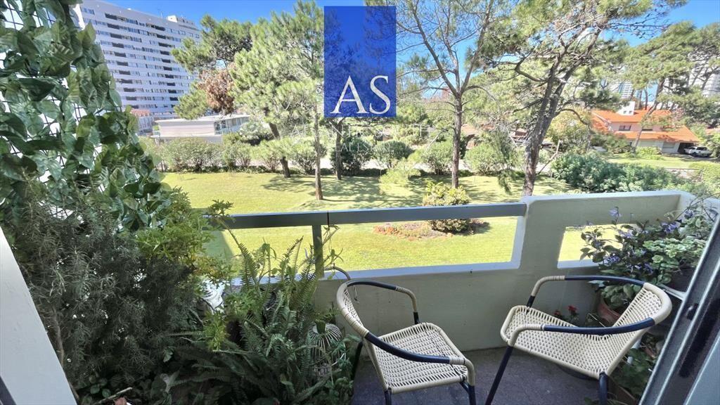 Apartamento de 1 dormitorio con terraza y cochera