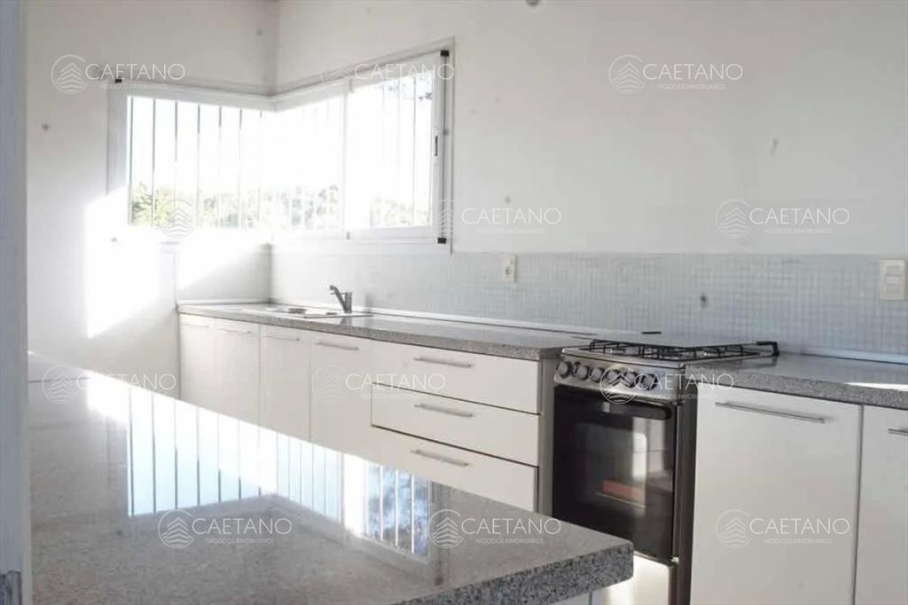 Hermosa casa amarilla de dos plantas con piscina!