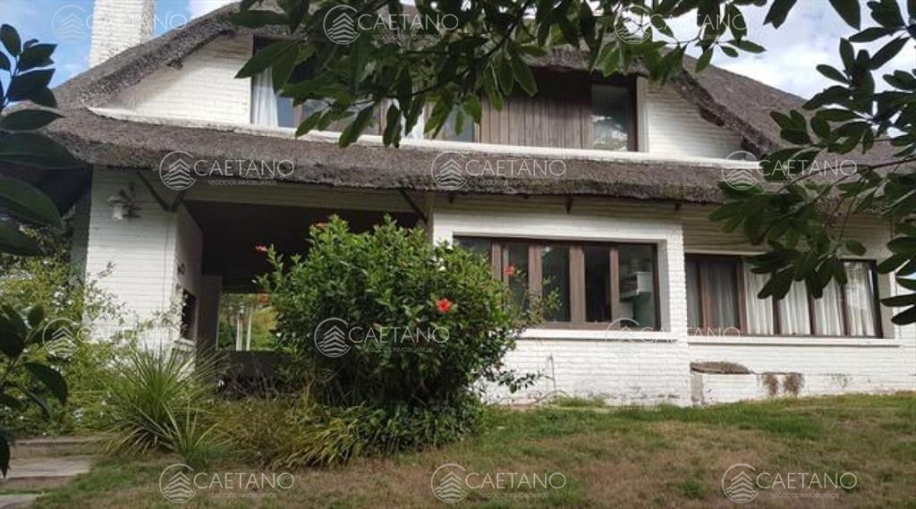 Venta de casa de 2 dormitorios y dependencia de