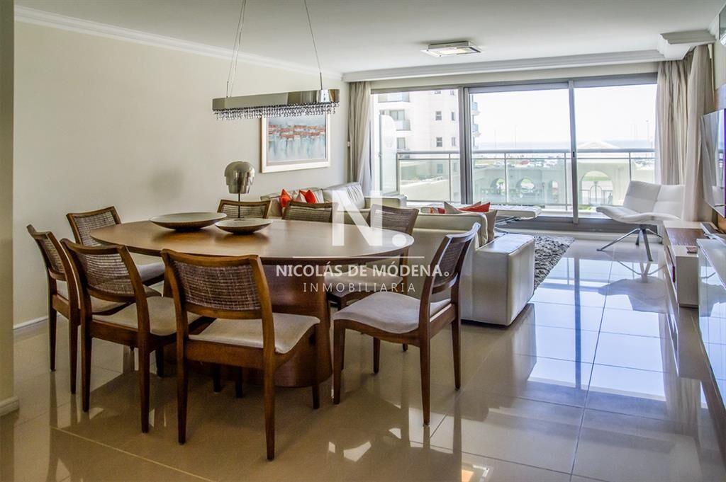 Departamento en venta con amplios dormitorios.