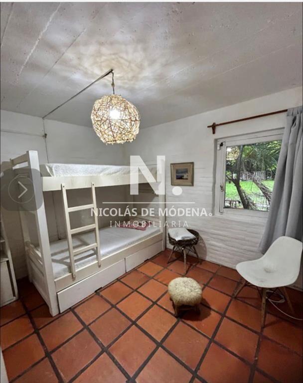 Vende casa en Punta del Este de 4 dormitorios.