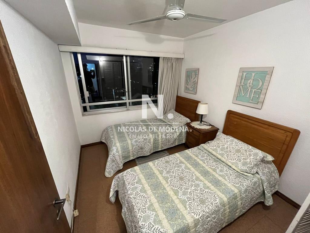Vende apartamento de 2 dormitorios en Punta del
