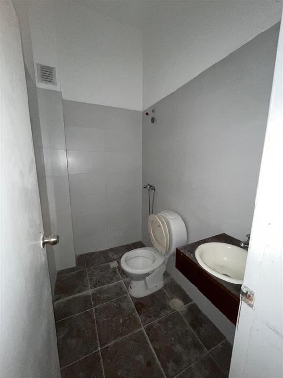 Alzaibar y Peatonal Sarandi, 80 m2, 5 mts de frente , recic