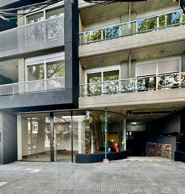 Venta de Local comercial con 200 Mts ² y 7 garages en Cordón