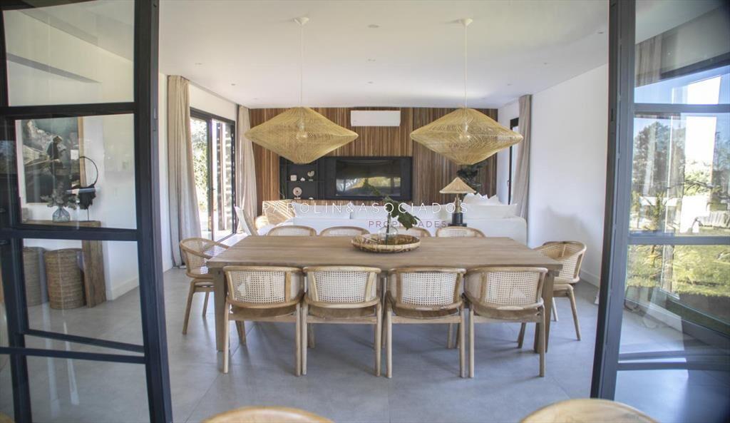 Hermosa casa en venta de 4 dormitorios en Laguna