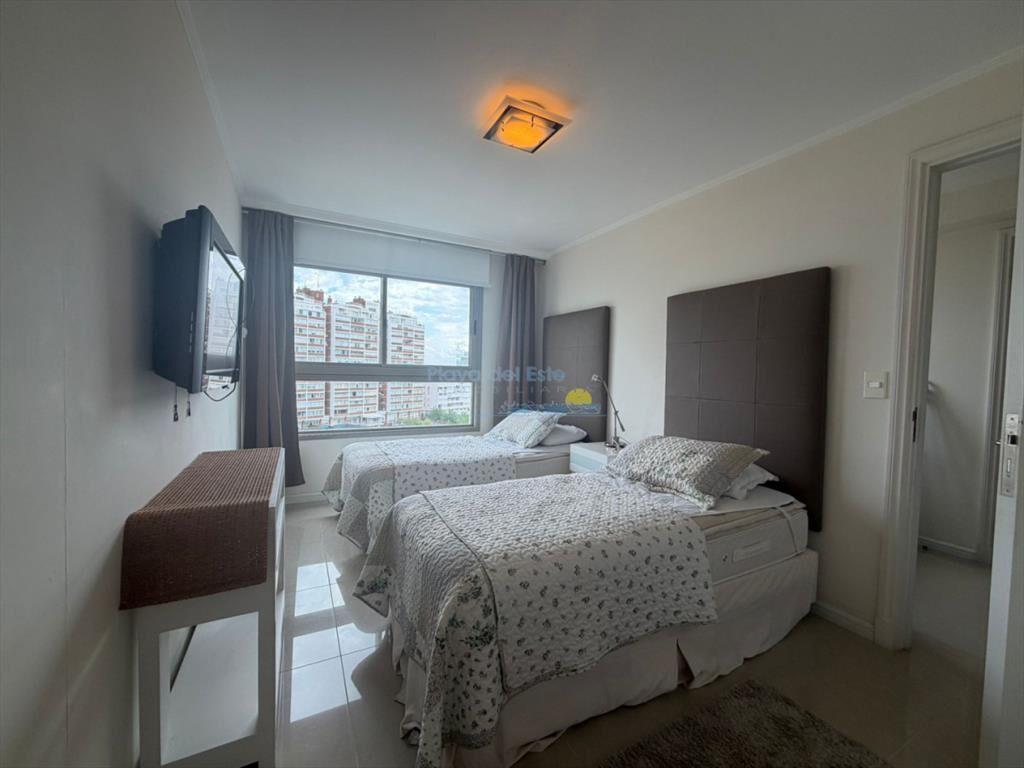 Apartamento de 3 dormitorios en Venta en Punta ,