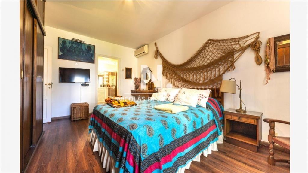VENDE CASA DE 5 DORMITORIOS EN PLAYA MANSA, PUNTA