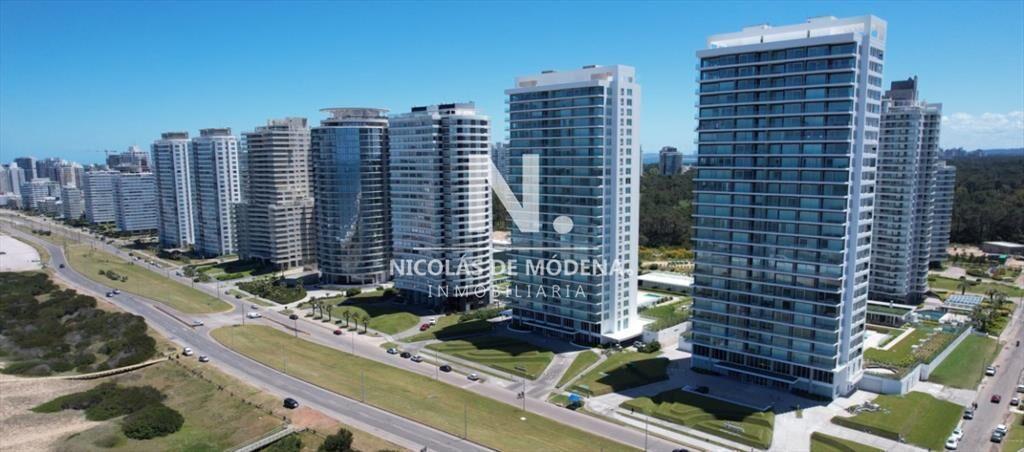 Vende departamento de 3 dormitorios en Punta del