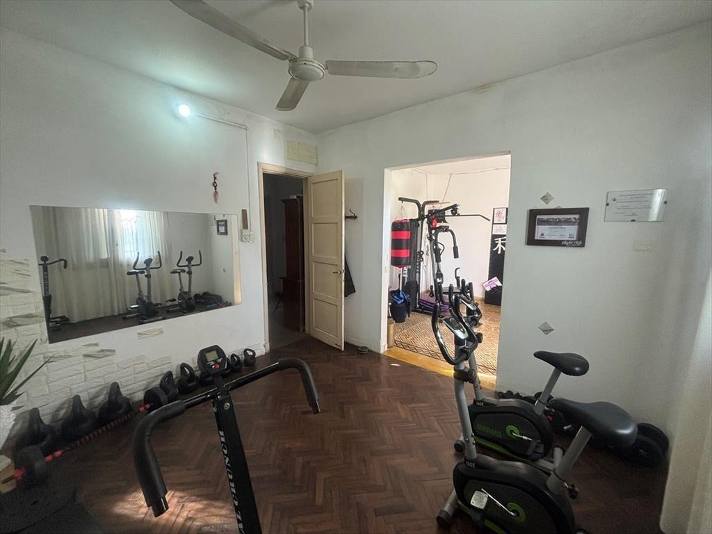 Casa de tres dormit, con gran terreno.