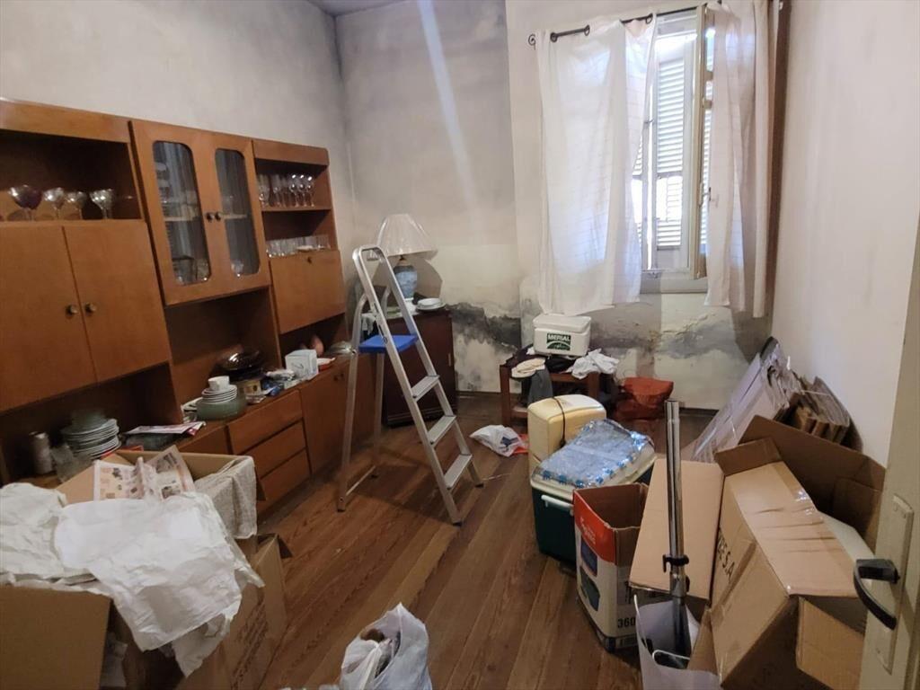 Casa, al frente, 3 dorm, garaje y patio con parrillero para