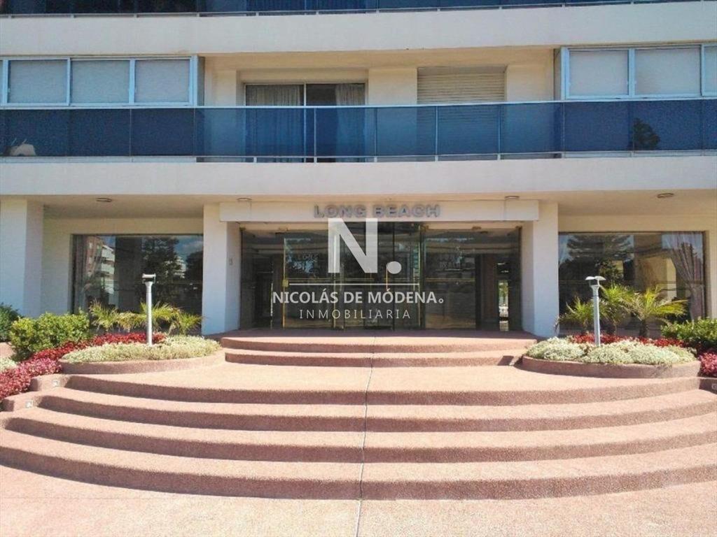 Apartamento de 1 dormitorio y medio - piso alto -