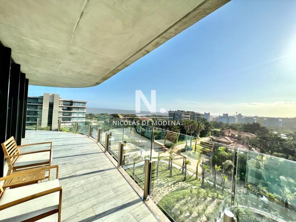Gran apartamento en Surfside, 2 Suites + den, 226