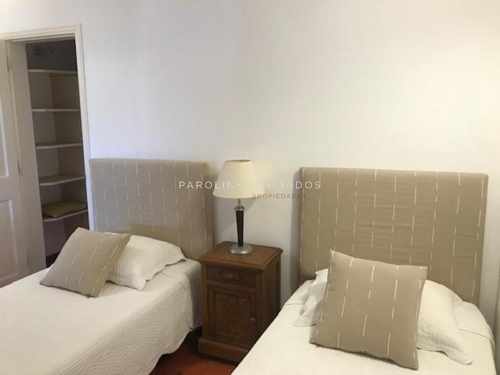 VENTA DE CASA DE 3 DORMITORIOS EN MANANTIALES CON