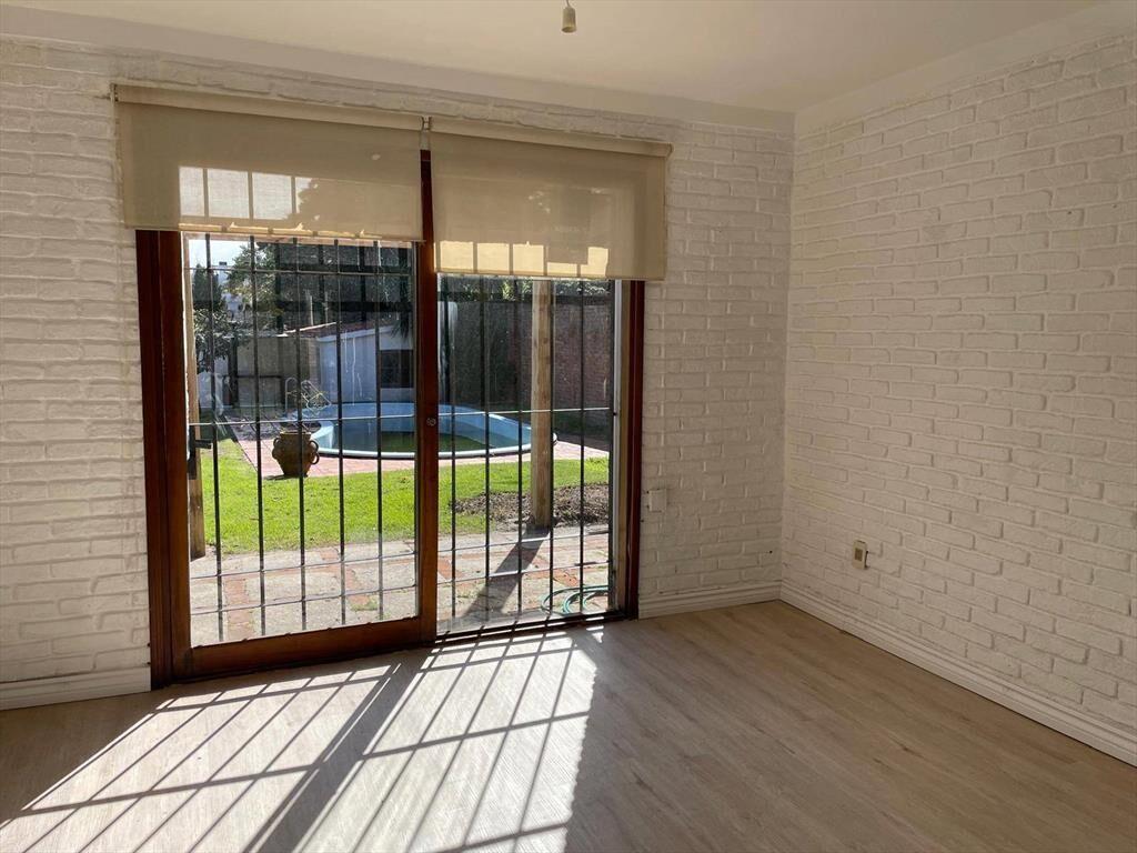 Venta de Casa con 3 dormitorios y piscina en Carrasco norte